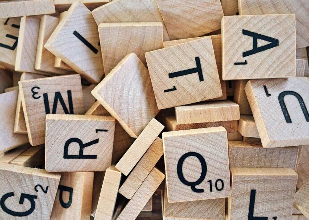 Szóképző Scrabble darabok, betűk és pontértékek.